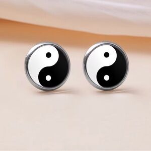 💎4/$20💎Yin Yang Black & White Stud Earrings
